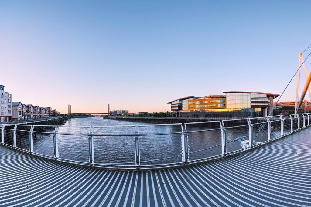 Luxury Riverfront Apartment Newport  Extérieur photo