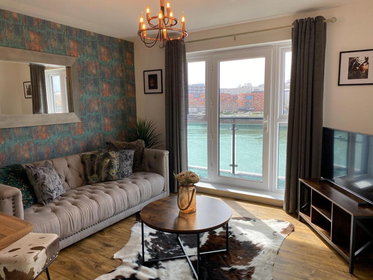 Luxury Riverfront Apartment Newport  Extérieur photo